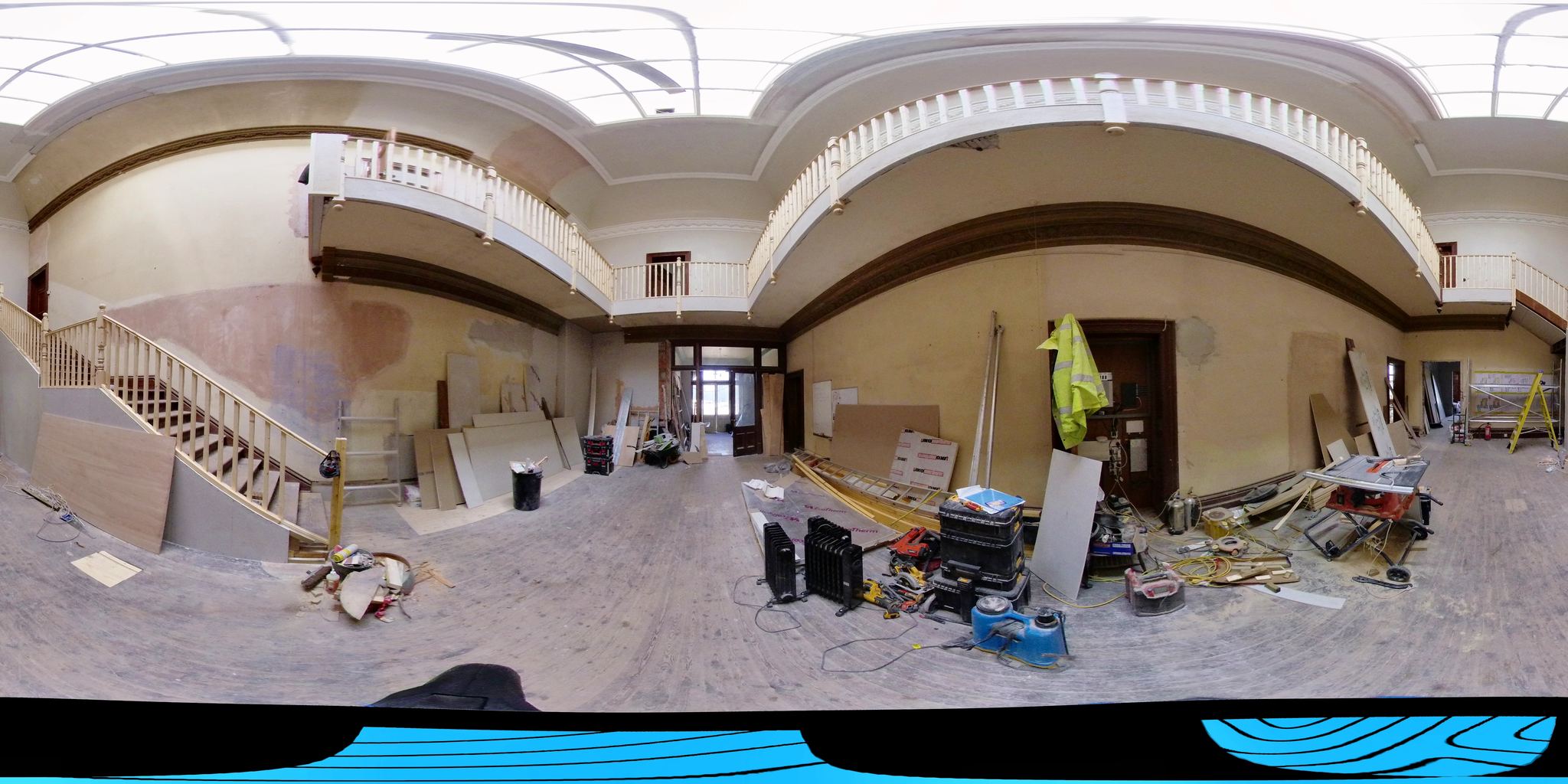 Flat preview of a 360 photo of a large hall with a staircase and gallery